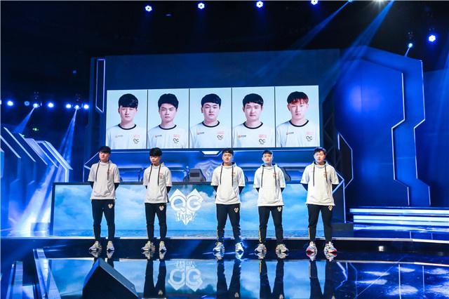 在赛场上表 在赛场上表